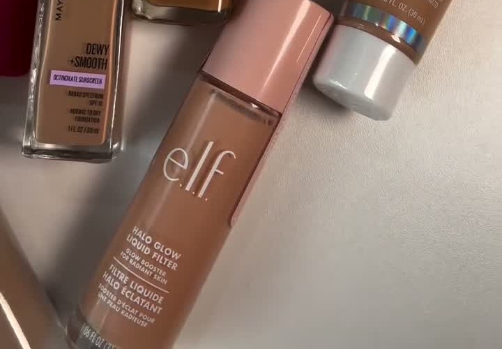 Bases de maquillaje Maybelline y e.l.f. sobre una superficie clara